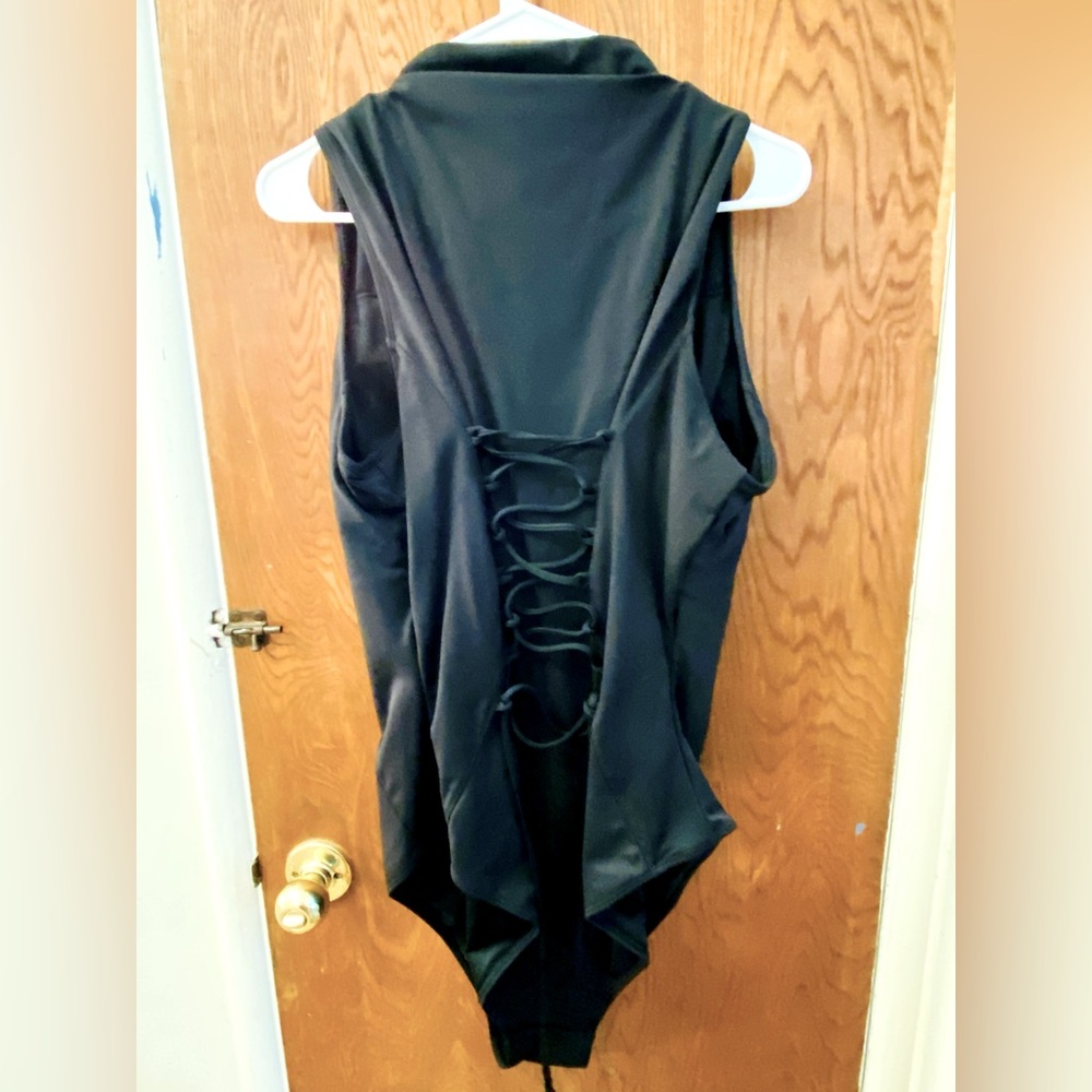 Like new Ta3 sleeveless surfy with lace up snatching back. 3XL Regular / long.